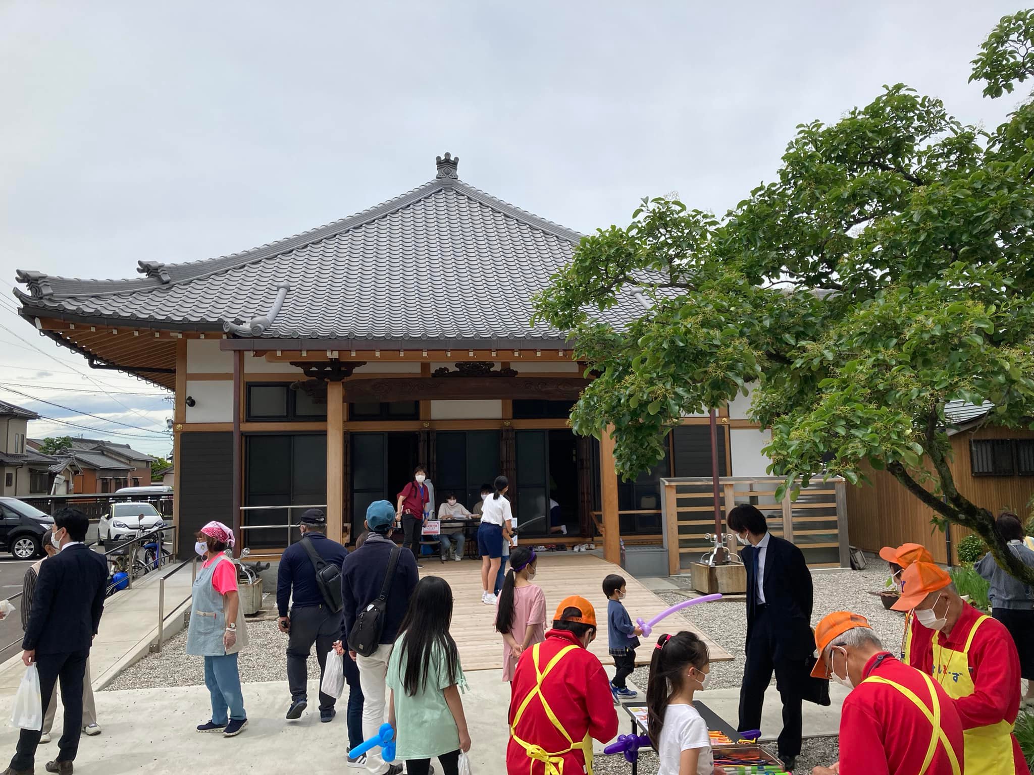 【町の境内で子どもたちの声がする】