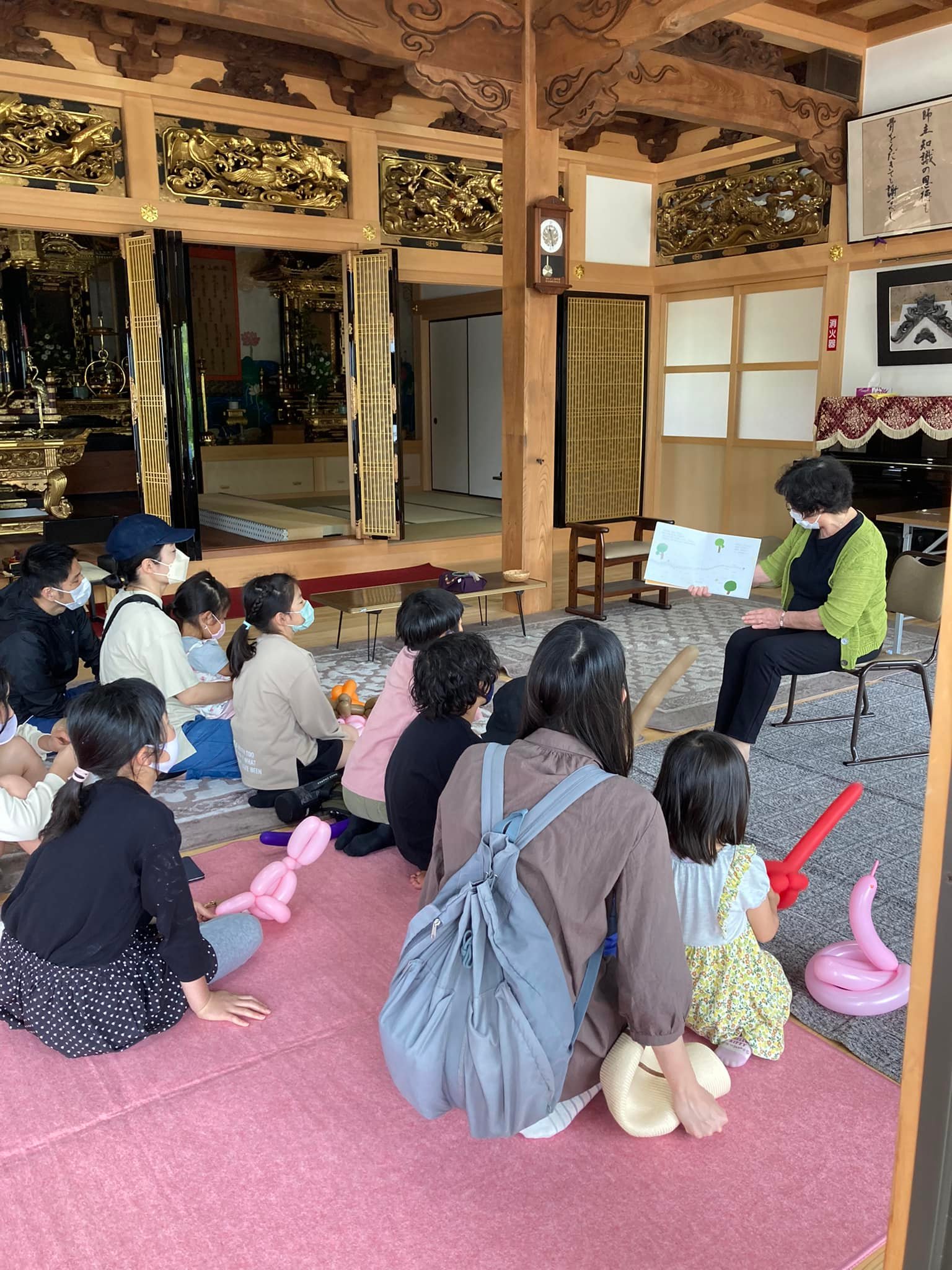 【町の境内で子どもたちの声がする】