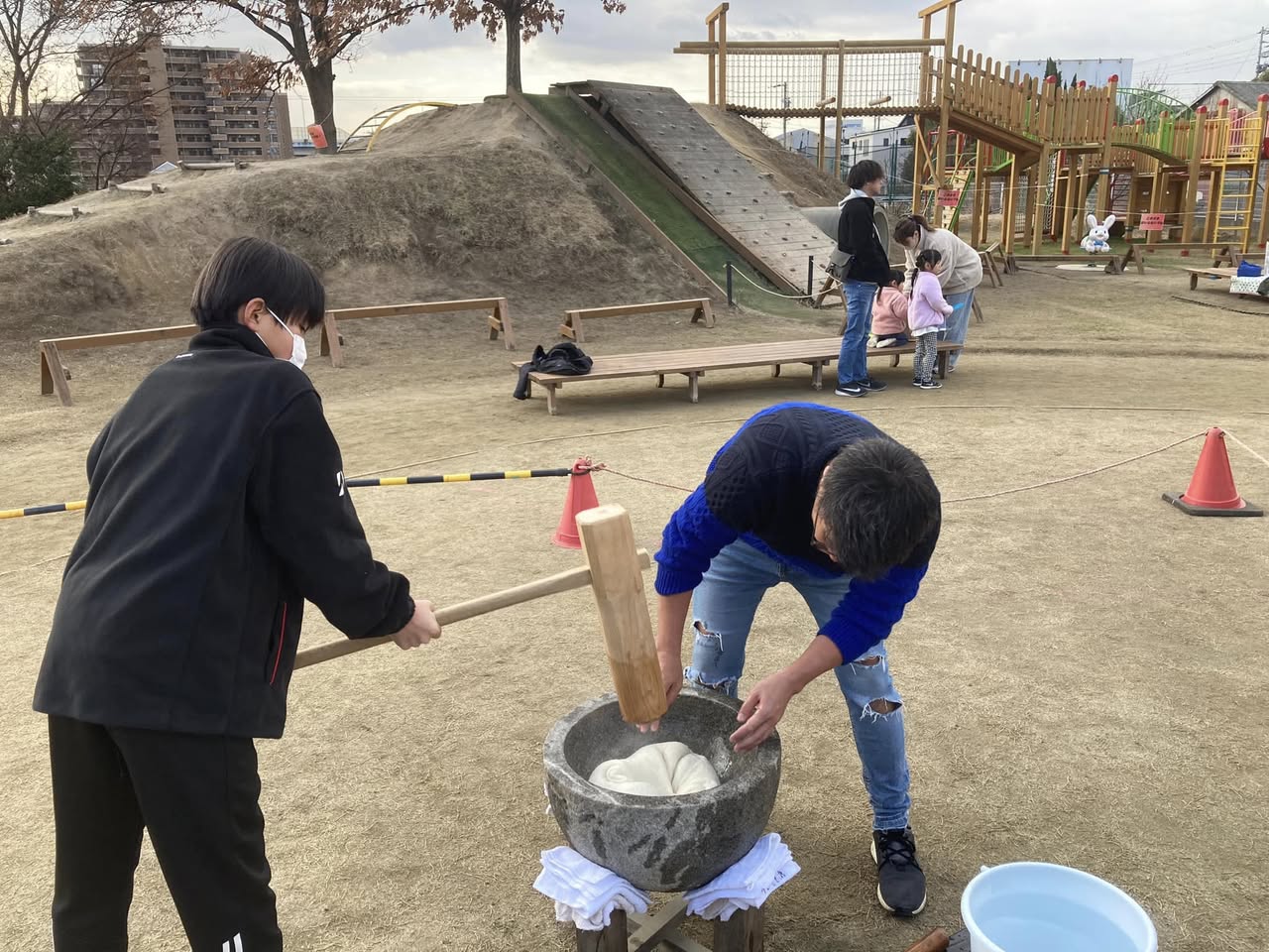 【OBを連れて猿渡保育園餅つき会へ】