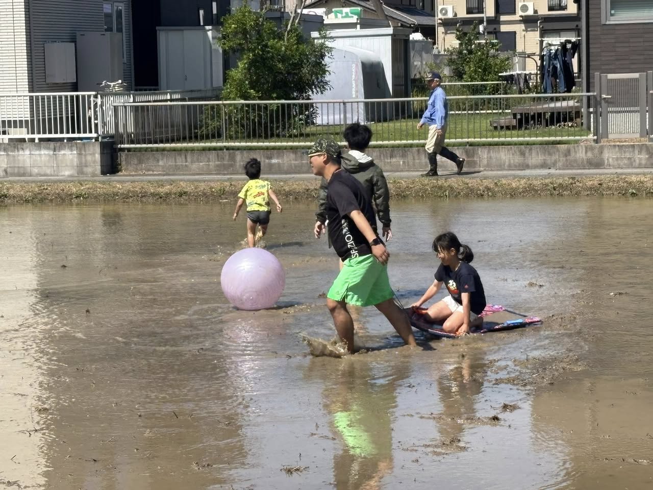 みな丸田んぼのどろんこ遊び